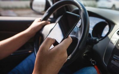 Vin sancţiuni pentru şoferii prinşi cu telefonului mobil ori tableta în mână la volan. Cât vei plăti?